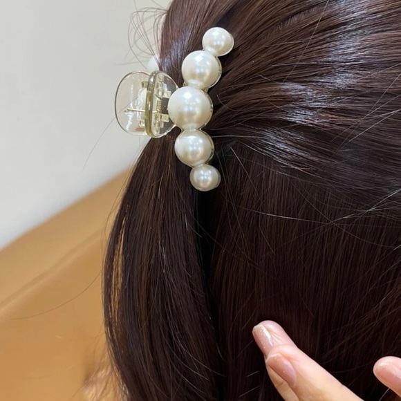 NWT Faux Pearl Hair Claw - Picture 3 of 5